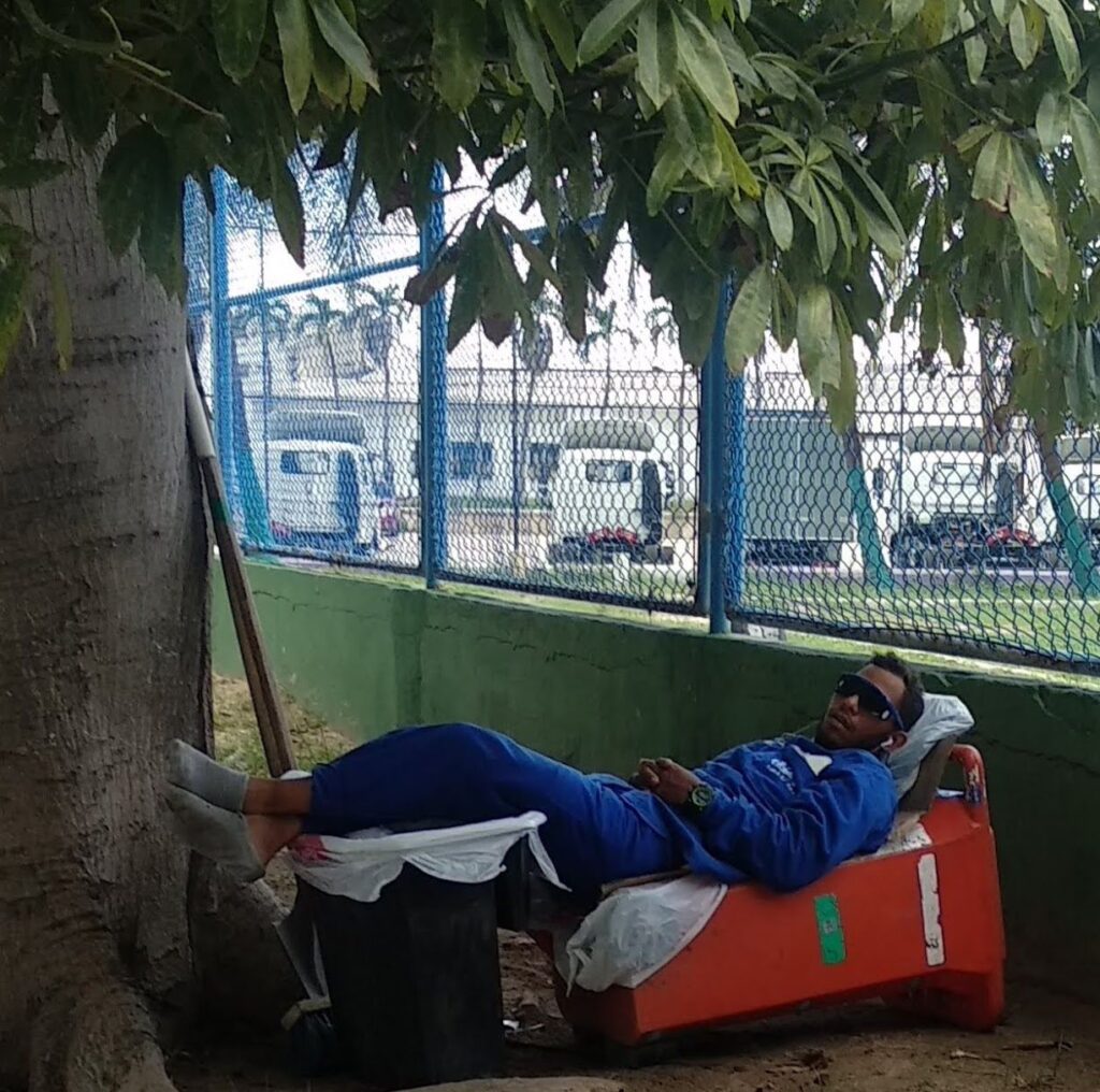 Sanitation worker taking a midday break on Via 40
