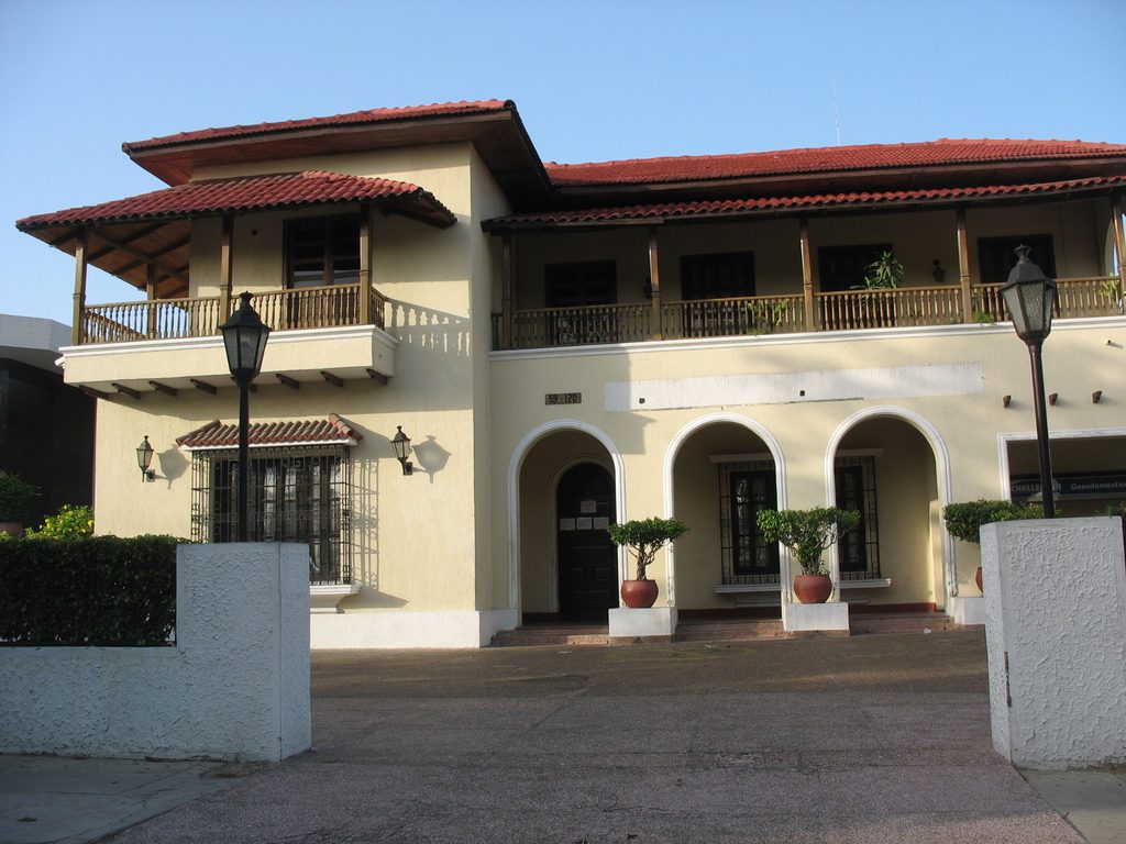 Carrera 54, the tree-lined central boulevard of El Prado in Barranquilla