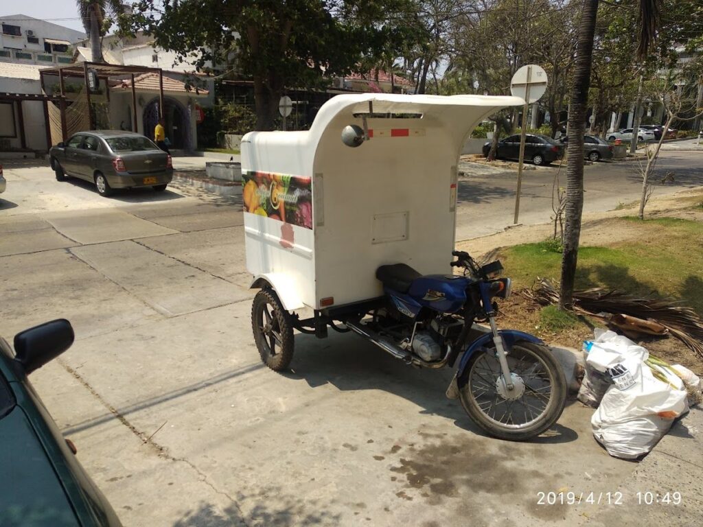 Juice truck parked in El Prado, Barranquilla