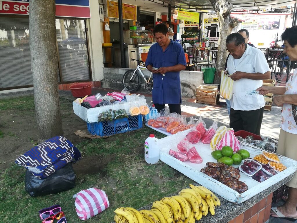 Street vendors on a Barranquilla corner